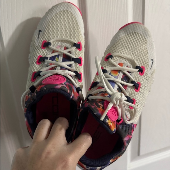 Nike Women’s White and Pink Floral-Accent metcon - Picture 3 of 3